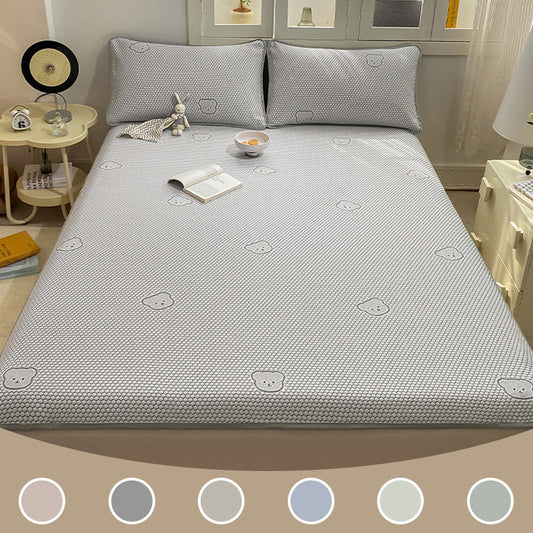 🐻🛏️Prześcieradło chłodzące z włókna lodowego – 50% ZNIŻKI! OFERTA LIMITOWANA! 3-częściowy zestaw z gumką, faktura „lodowe groszki”, oddychające i przyjemne w dotyku. Idealne na upalne noce – zapewnia uczucie chłodu bez klimatyzacji. 🛏️✨