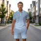 👕 Męski zestaw – koszulka z kołnierzykiem + spodenki – 50% ZNIŻKI!🌊 OFERTA LIMITOWANA!Geometryczny nadruk, oddychająca tkanina, nowoczesny i spójny look – idealny na lato, plażę i codzienne wyjścia.Lekki, wygodny i stylowy.💪✨