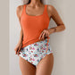 👙 Dwuczęściowy zestaw bikini – 50% ZNIŻKI! OFERTA LIMITOWANA! Modny print, regulowane sznurki, wysoki stan z falbanami – idealny na plażę i basen. Podkreśla sylwetkę, dodaje stylu i pewności siebie. Wybierz swój rozmiar już teraz! 🌸☀️🌊✨